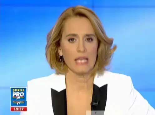 VIDEO socant. Un motociclist aterizeaza in cap, dupa o cascadorie nereusita