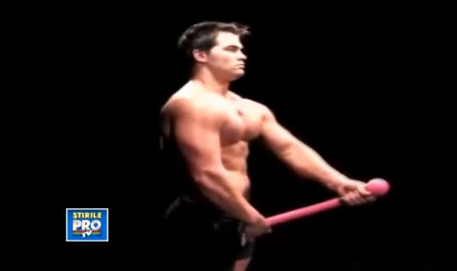 Ce crezi ca face barbatul din imagine? VIDEO