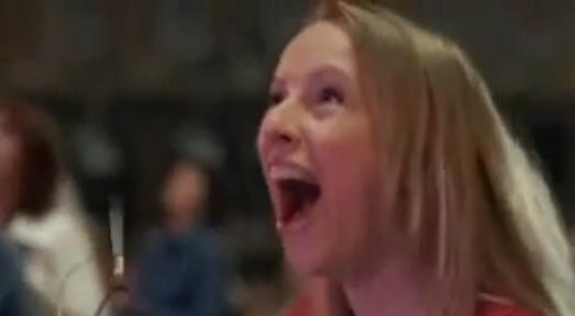 O imagine proiectata pe o cladire a isterizat zeci de mii de femei. VIDEO