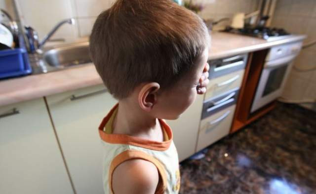 Studiu: Cercetatorii canadieni au descoperit de ce fetele prefera dulciurile