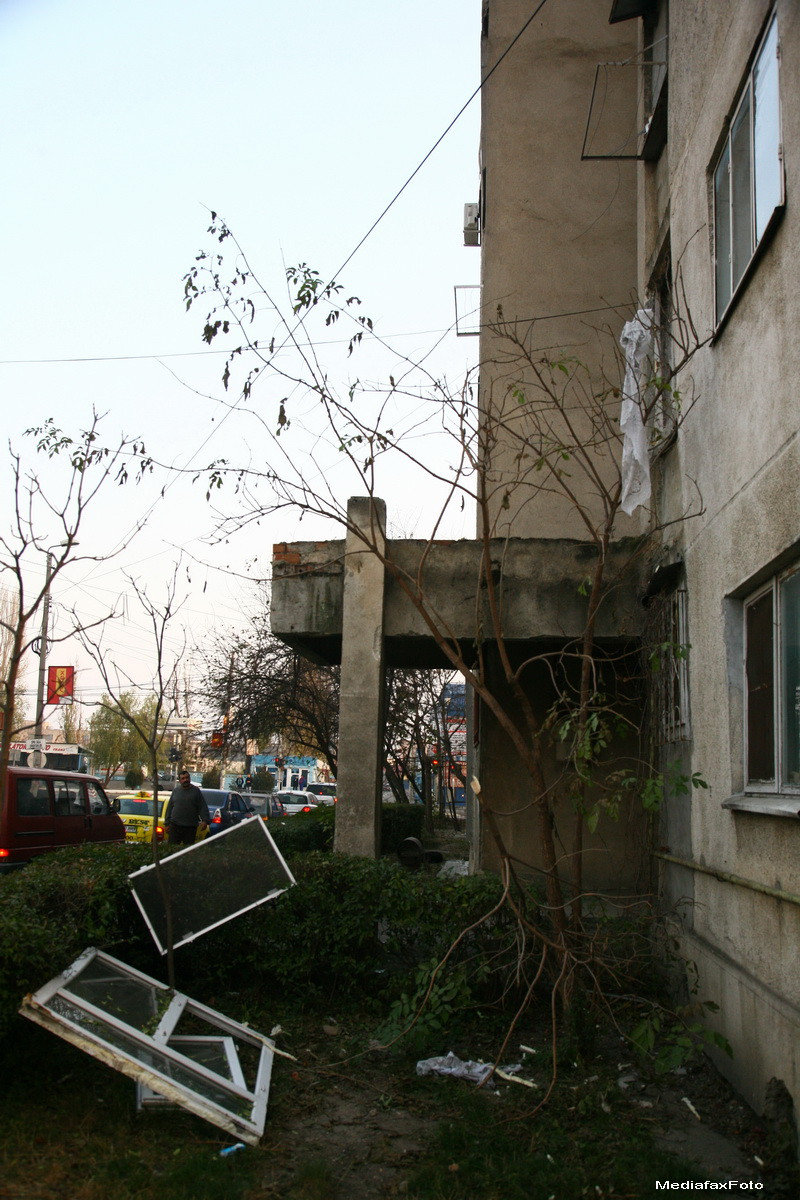 Explozie intr-un bloc din Petrila. O persoana a fost usor ranita si doua garsoniere avariate