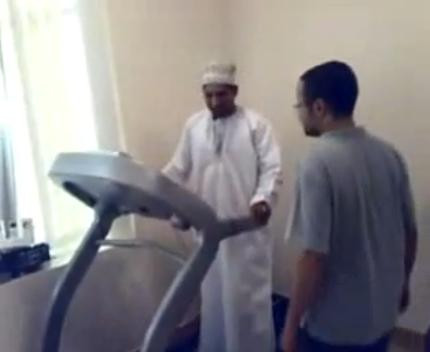 VIDEO viral. Ce pateste un arab care vrea sa exerseze pe o banda de alergat