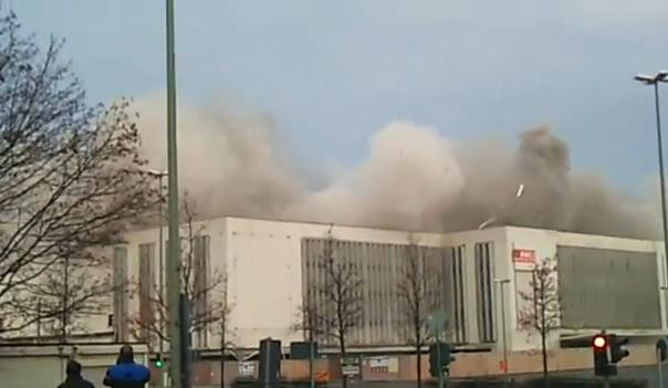 Hitler se rasuceste in mormant. SIMBOLUL regimului sau, strivit de lumea moderna. VIDEO