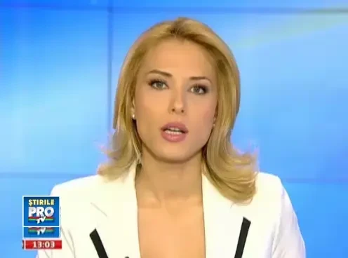 Culmea traficului in Romania.A vrut sa evite o groapa, dar a plonjat cu masina intr-un crater de 5 m