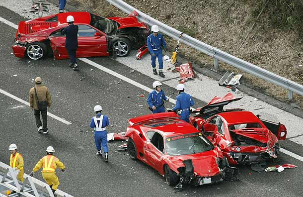 Cel mai costisitor accident inregistrat vreodata. Cum s-au facut praf opt masini Ferrari. VIDEO