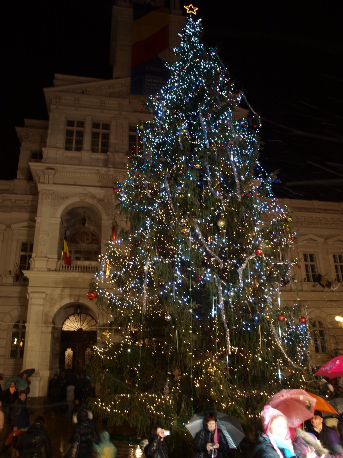 La Arad a plouat si a nins in acelasi timp la aprinderea luminilor din bradul de Craciun