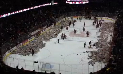 Imagini incredibile in timpul unui meci de hochei. Cum se fac acte de caritate. VIDEO