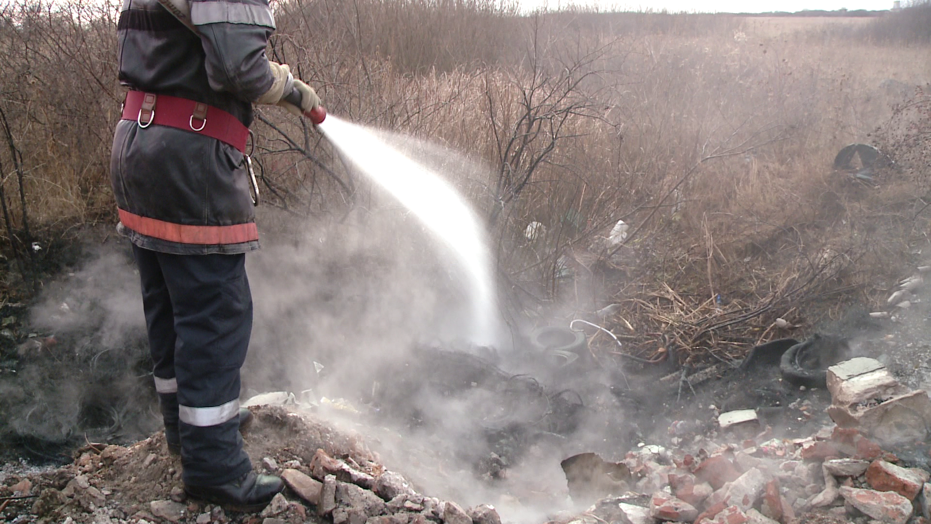 Un nor de fum s-a ridicat deasupra zonei Freidorf dupa ce mai multe cauciucuri au luat foc