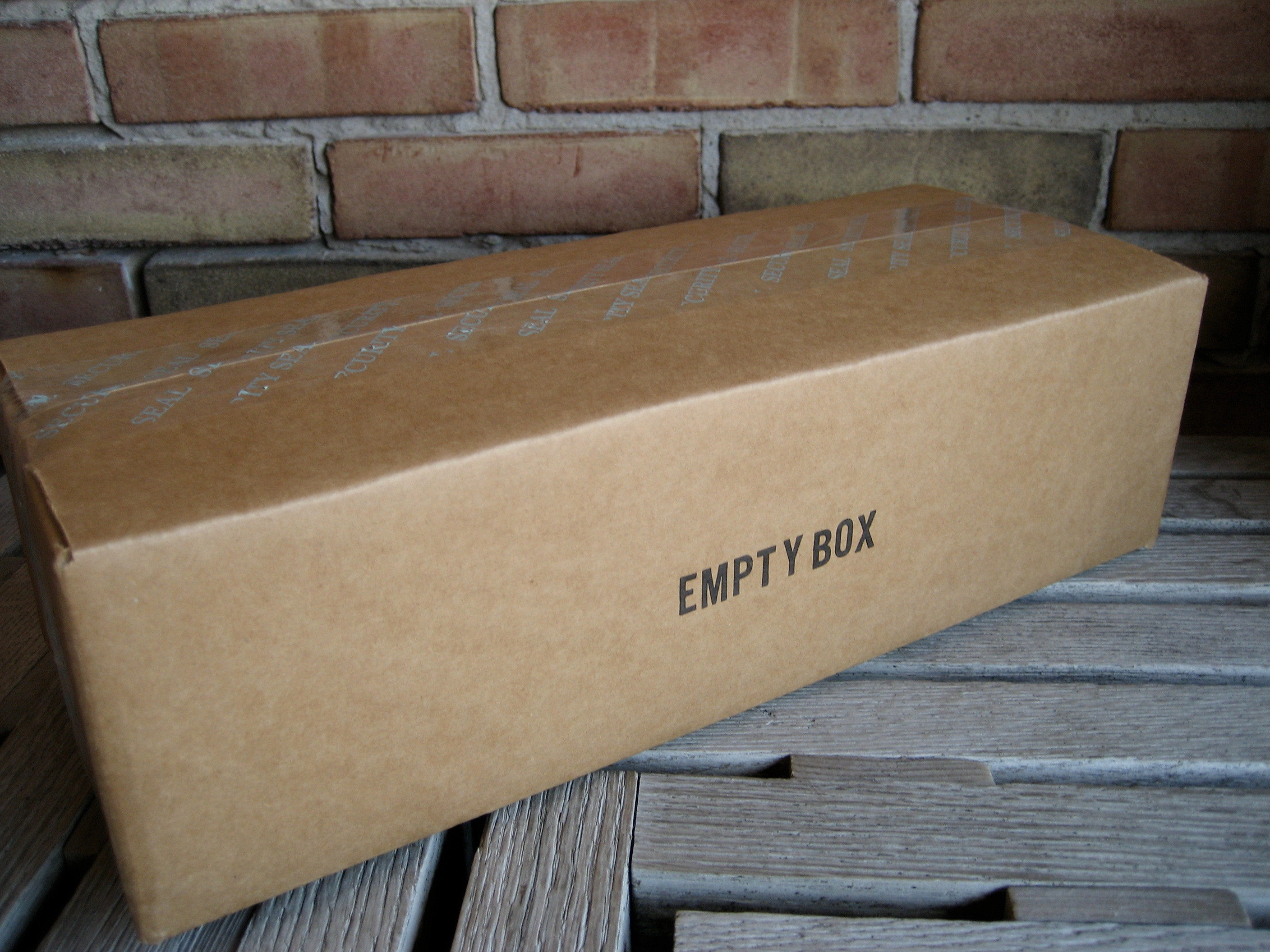 Pacalit de „partenerii” de afaceri. Ce a primit un barbat in locul unor tigari de contrabanda