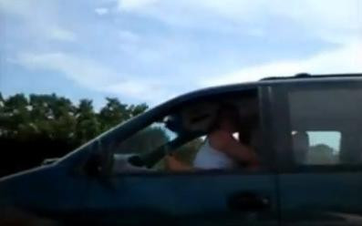 Indecenta la volan. Au confundat soseaua cu dormitorul si au fost filmati in act. Ce nebunie a iesit