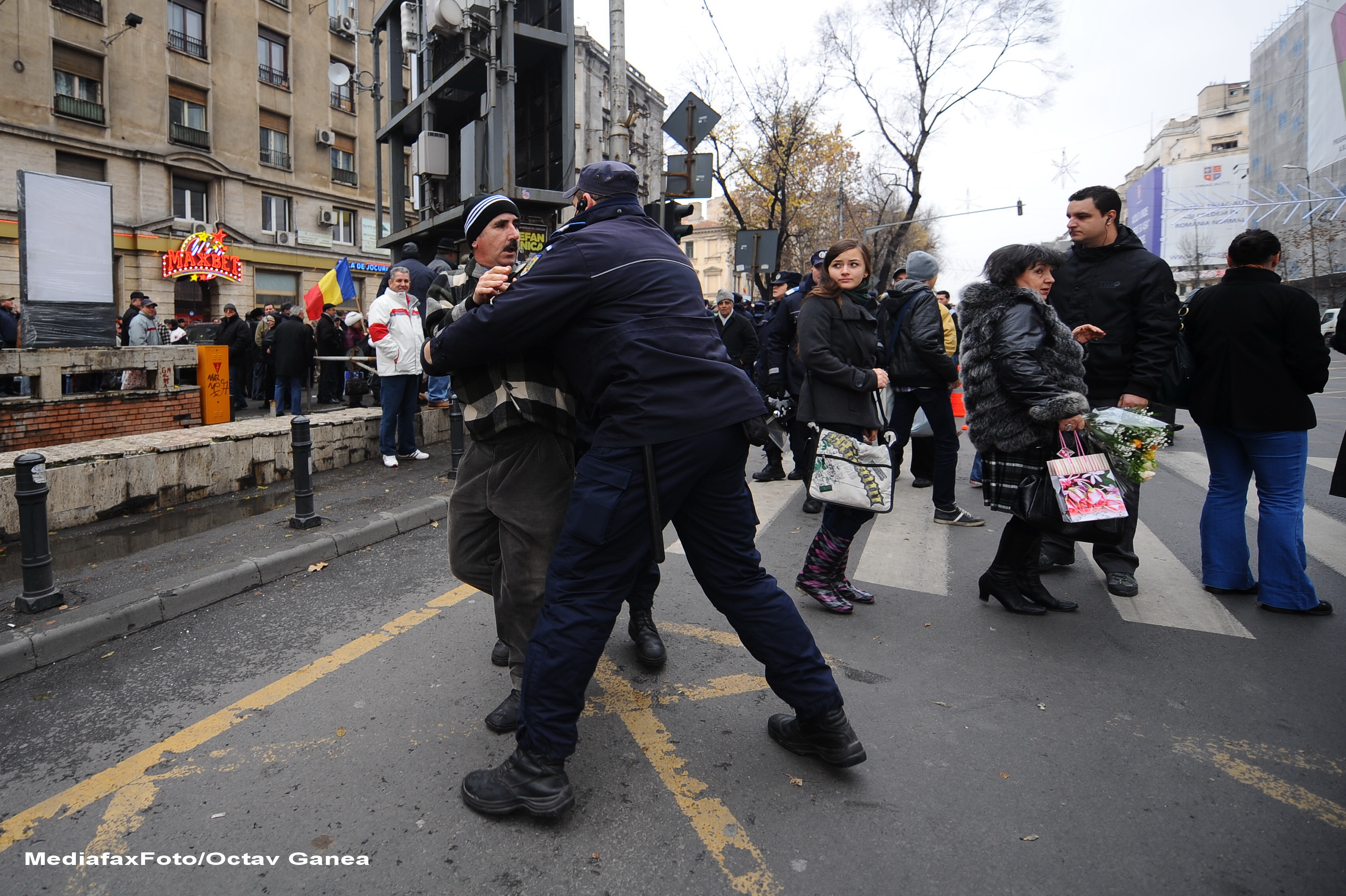 Proteste in Bucuresti. Revolutionarii cer demisia Guvernului Boc si alegeri anticipate