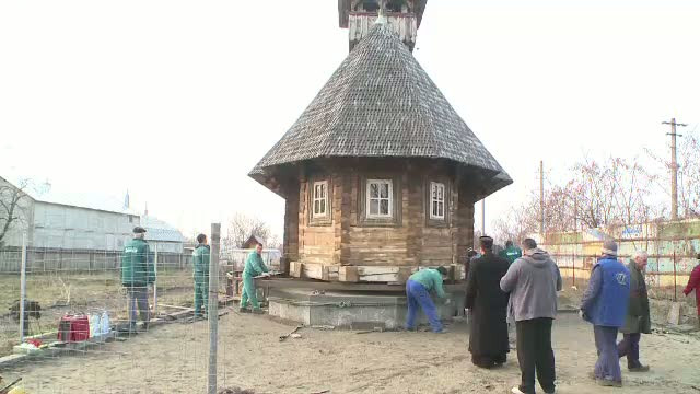 Se intampla in Romania. Cum au reusit niste muncitori sa-i faca pe enoriasi sa se inchine catre Apus