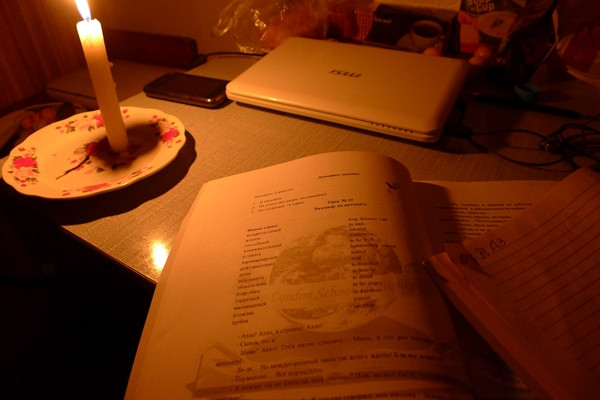 Traiesc in 2011 ca romanii pe vremea lui Ceausescu. Copiii britanici care isi fac temele la lumanare