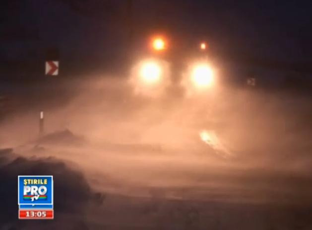 Prima NINSOARE din sezon. Autoritatile au intervenit cu 32 de tone de sare in Pasul Tihuta