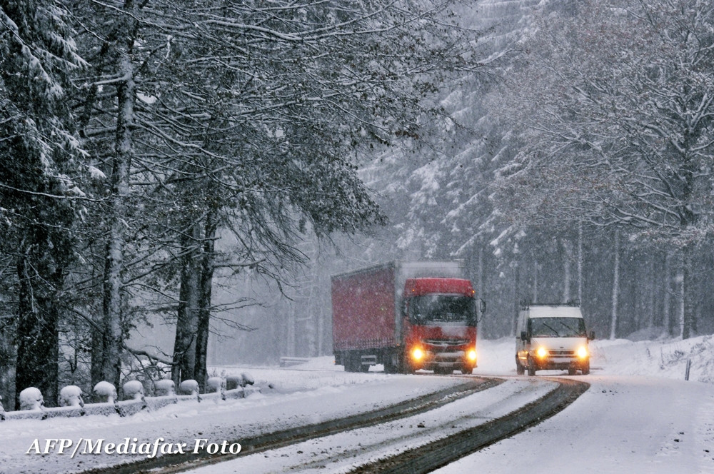 Sute de pasageri ai unor autocare care mergeau in Sud au fost blocati in Arad