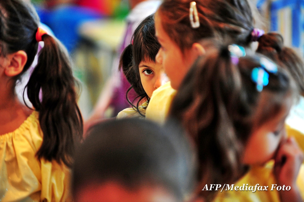 Scandal intr-o gradinita din Iasi. Directoarea, filmata cand lovea un copil cu rigla in cap. VIDEO