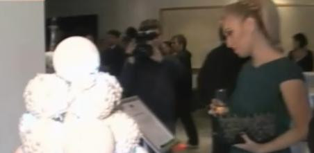 Licitatie caritabila. Brazi de Craciun, creati de designeri celebri, sunt scosi la vanzare