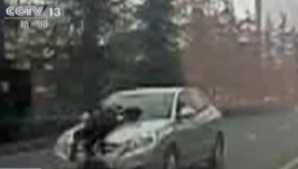 VIDEO. Soferul unui taxi ilegal a mers 5 kilometri cu un politist pe capota