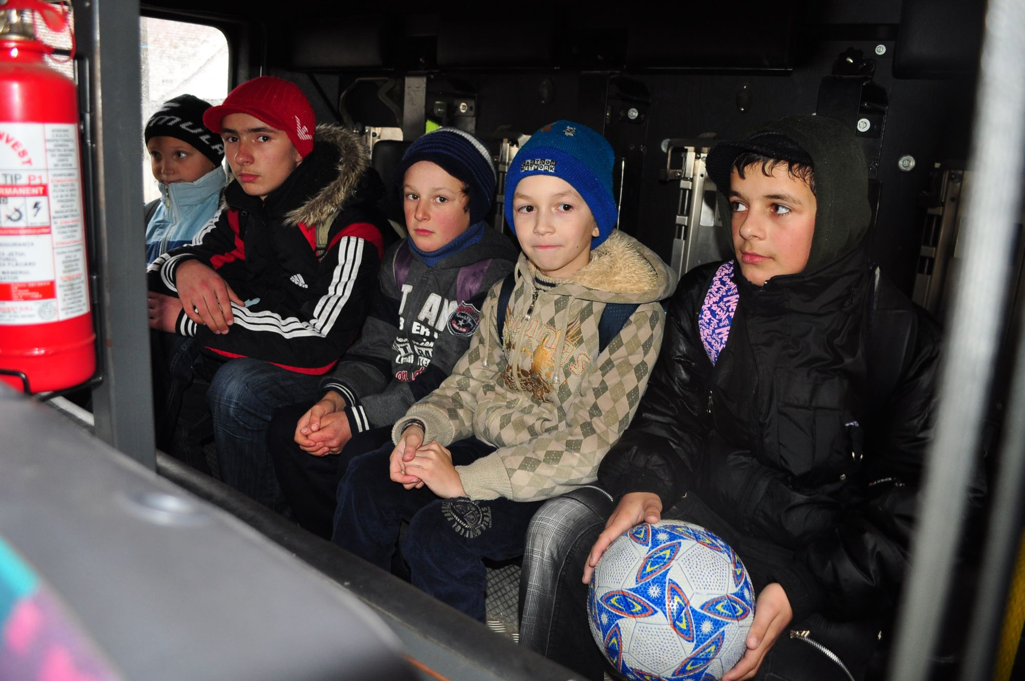 Naveta cu girofar. Sapte copii din Vata de Jos merg la scoala cu masina pompierilor