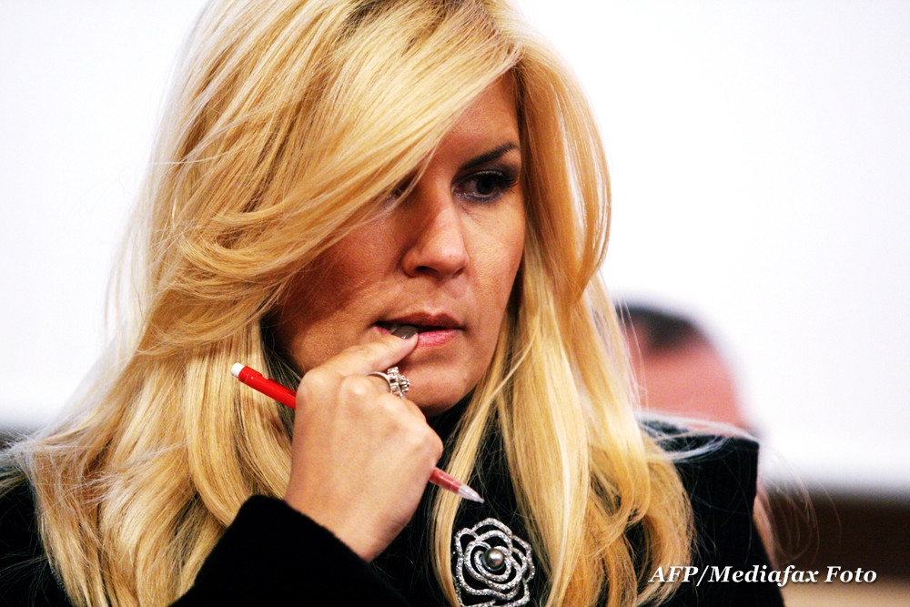 Legea bugetului, adoptata in comisii. Discursul Elenei Udrea: "Multi dintre angajati o freaca..."