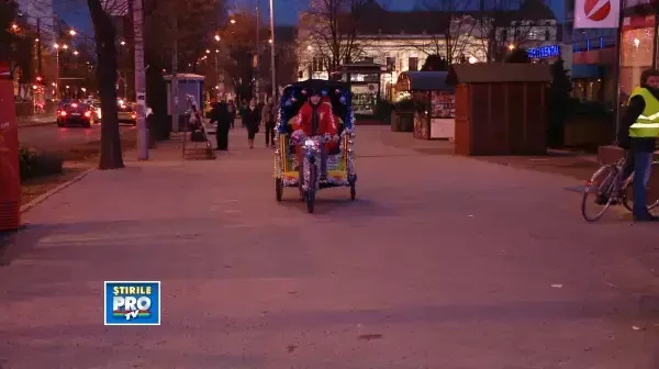 Mos Craciun a sosit la Timisoara pe doua roti. A pedalat ca sa lumineze un brad ecologic