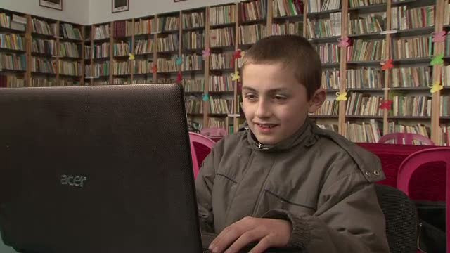 Copiii pot sa-si vada si sa vorbeasca gratuit pe internet cu parintii plecati in strainatate