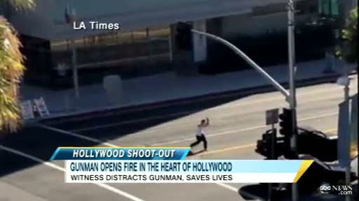 VIDEO. Un tanar inarmat sta pe mijlocul unei sosele din Hollywood si trage la intamplare in masini