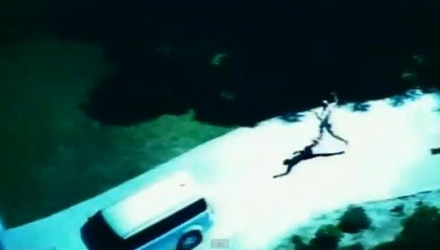 VIDEO. Hot complet dezbracat, prins de un caine politist