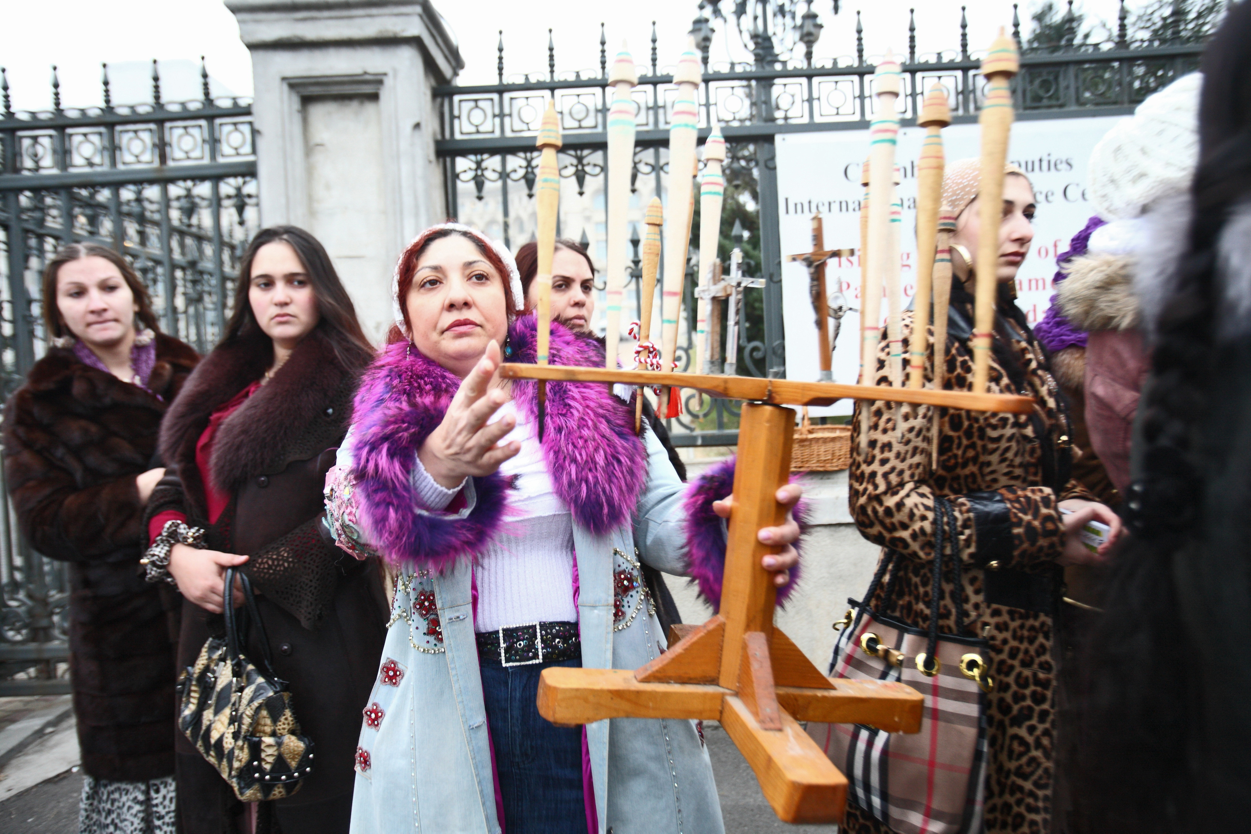 A vrut sa le interzica prin lege meseria. Un deputat rom a fost blestemat de vrajitoare la Parlament