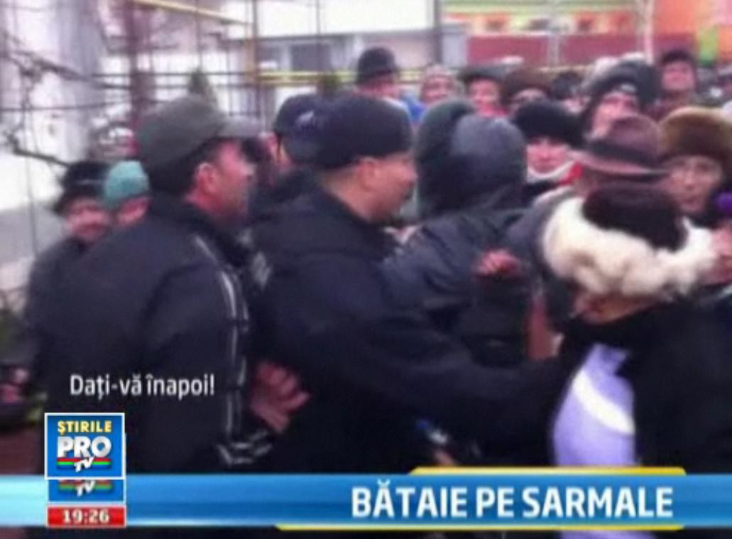 Saracia ii duce in pragul disperarii. Credinciosii s-au batut pe sarmale la pomana de Sf Spiridon