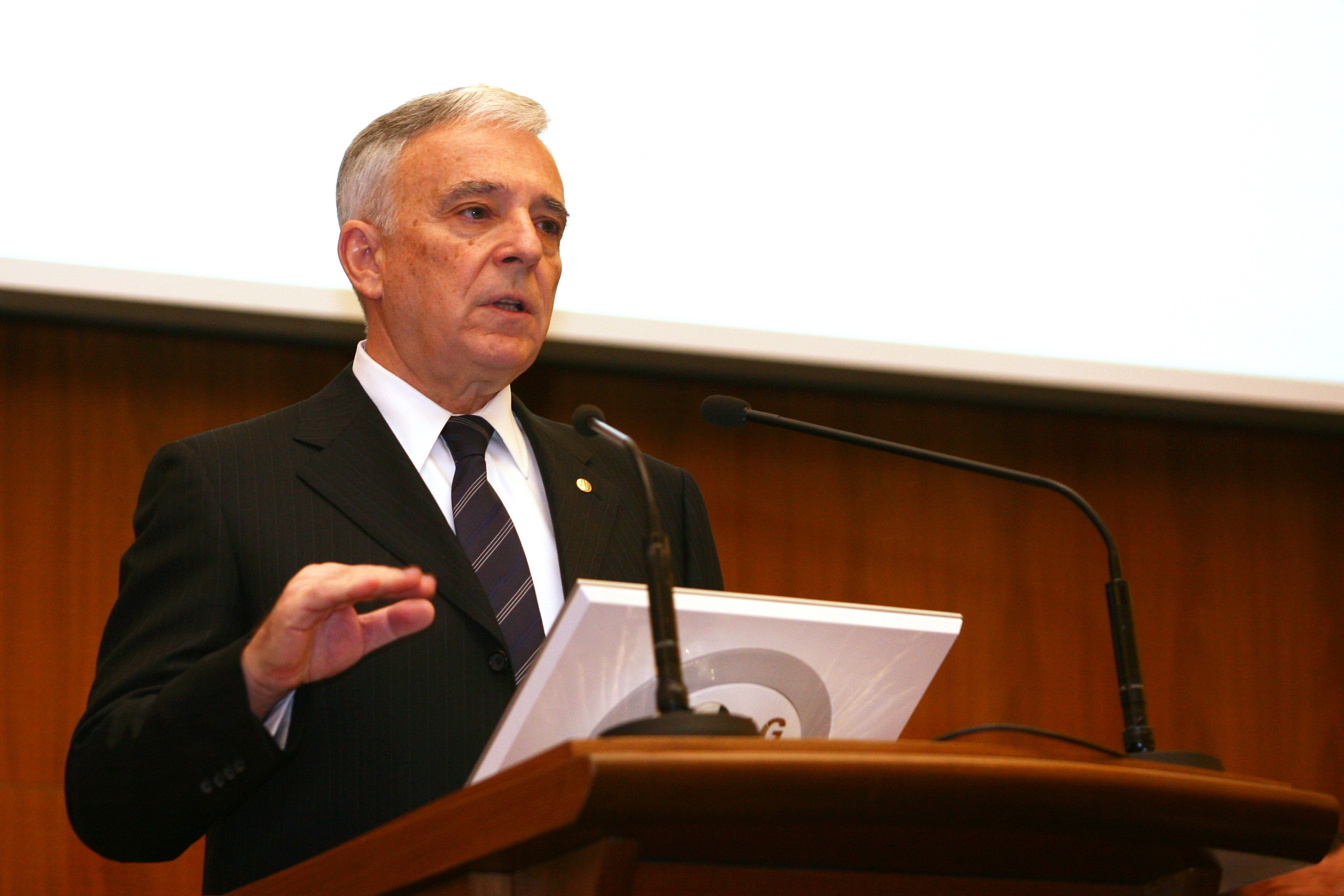 Mugur Isarescu: "Mancam criza pe paine, o punem pe unt, pe biscuiti"