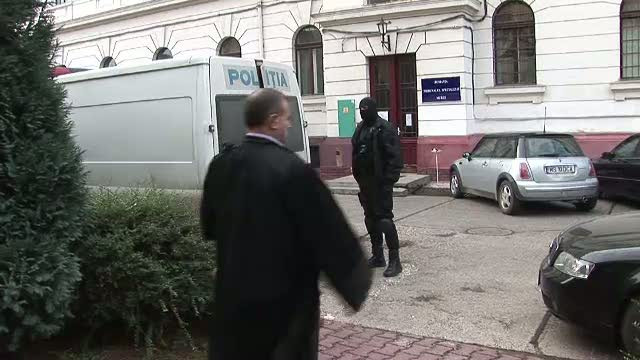 Cum pacalesti statul sa-ti dea 50.000 de euro: dai afara 70 de oameni si ii angajezi a doua zi