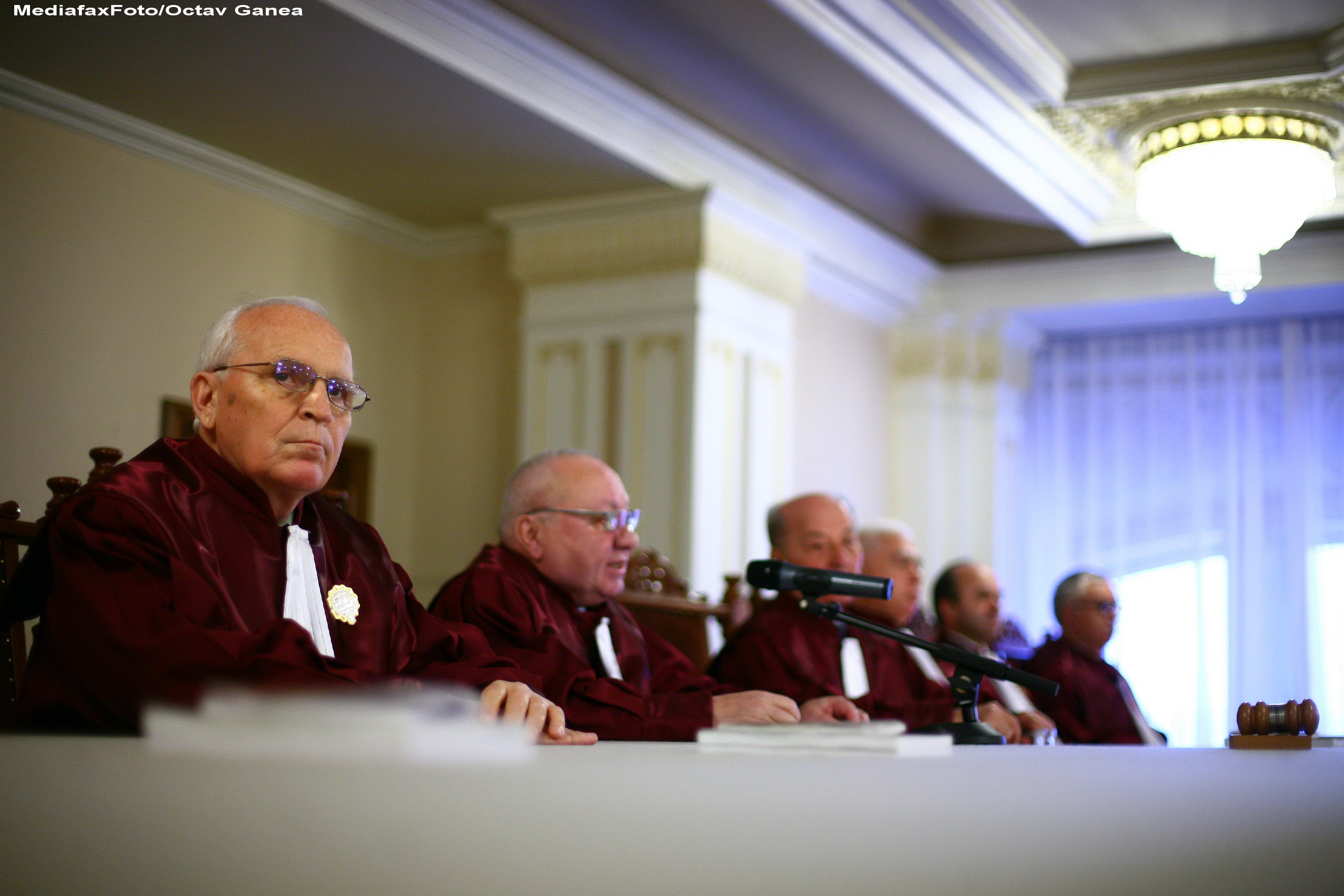 Judecatorii CC au amanat decizia referitoare la legea privind comasarea alegerilor