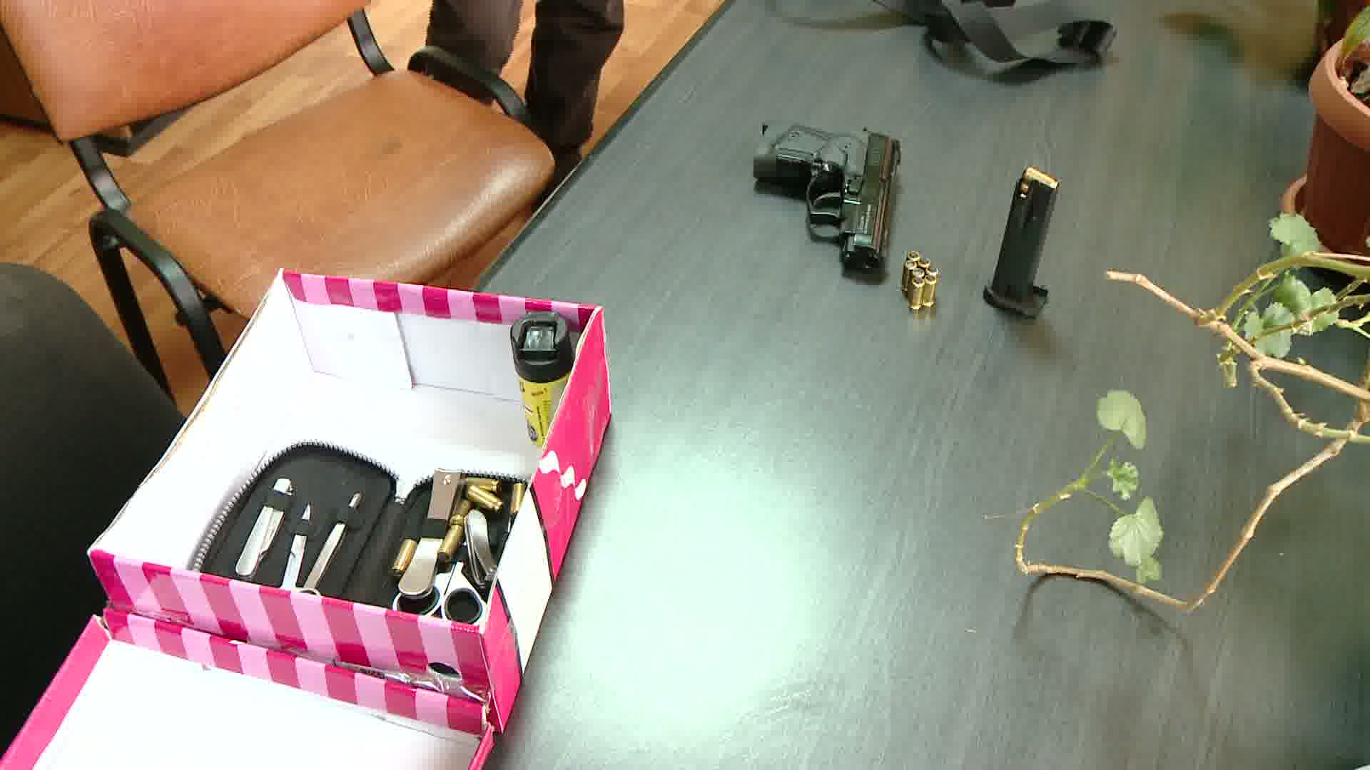 Surpriza din colet. Pistol descoperit intr-un pachet trimis din Timisoara, cu destinatia Italia