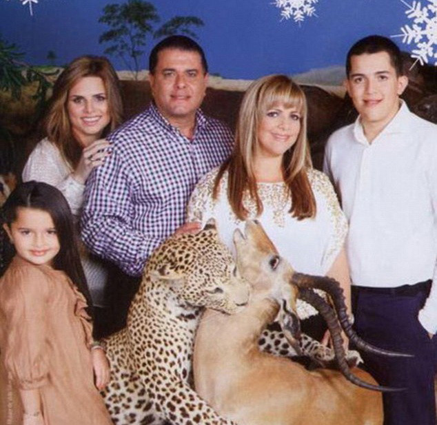 Gafa unui primar. Amanuntul care nu avea ce sa caute intr-o felicitare de Craciun. FOTO