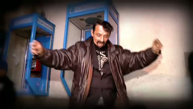 Atmosfera plina de culoare pe aeroport. Ce au facut 180 de romi trimisi acasa de francezi