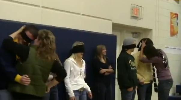 VIDEO socant. Elevii unui liceu au fost legati la ochi si pusi sa se sarute cu parintii lor
