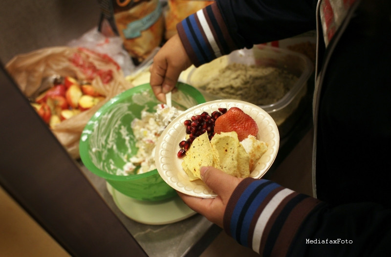 Luau alimente cu masina, chiar de la gura saracilor: angajati ai Cantinei Sociale, prinsi la furat