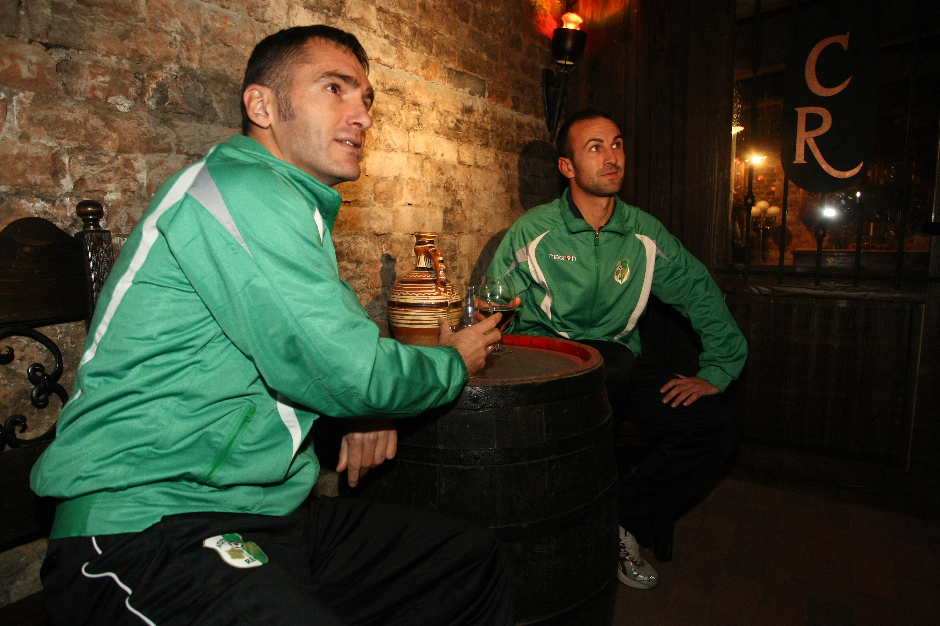 Prime cash şi butoaie de vin pentru fotbalistii de la Recas