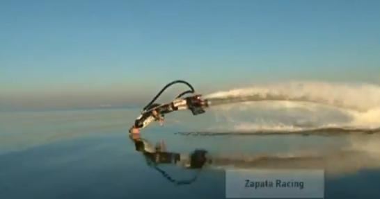 Inventia care transforma omul in delfin. Cat costa sa inoti si sa sari pe apa la fel ca el