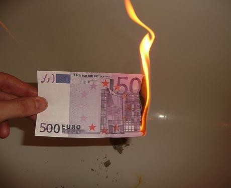 A ars 400.000 de euro pentru a fura 150.000. Camerele de supraveghere au dat-o de gol pe o romanca