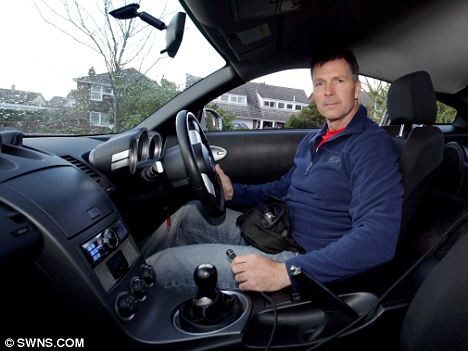 Isi incarca inima ca pe telefonul mobil. Povestea barbatului care moare fara o priza