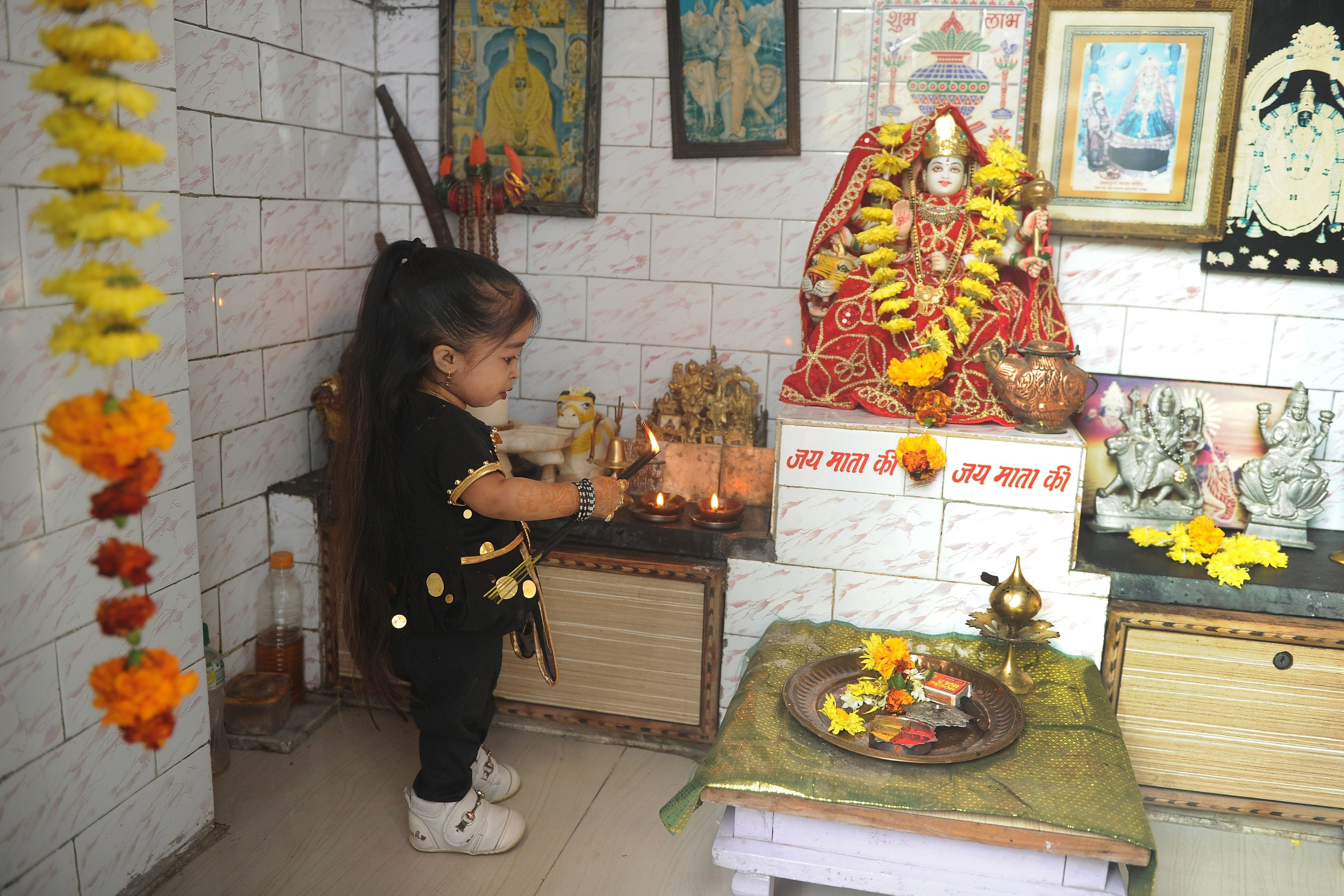 Nu e mai inalta decat un televizor. Povestea indiencei desemnata cea mai scunda femeie din lume