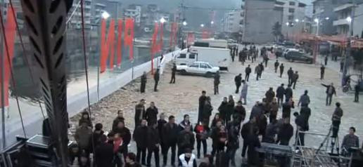 Produc ornamente de 78 de milioane de dolari, dar n-au voie sa serbeze Craciunul. VIDEO