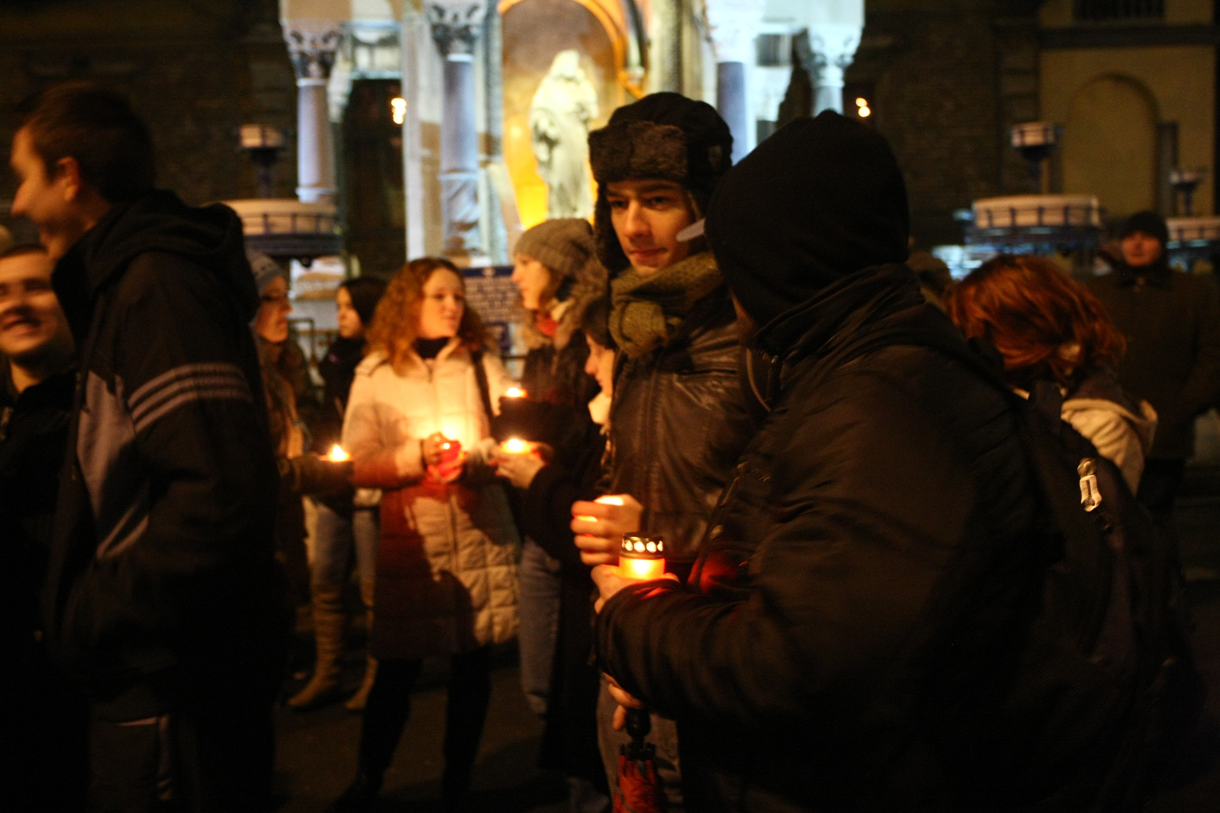 “Eroii nu mor niciodata” – suporterii lui Poli au organizat un mars pentru victimele Revolutiei