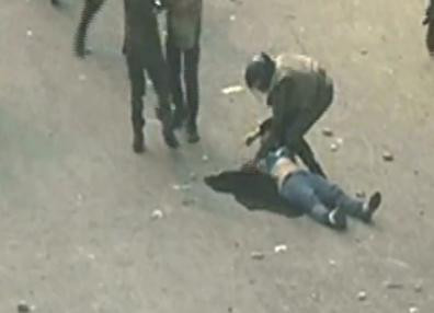 “Asta e armata care ar trebui sa ne apere”. Femeie pe jumatate goala, batuta de militarii egipteni