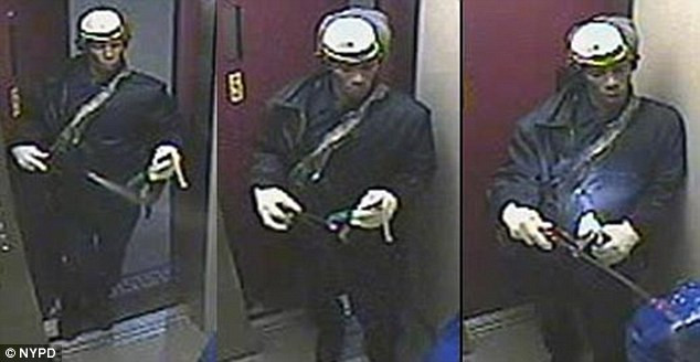 FOTO. Momentul in care un barbat din New York arde de vie o femeie intr-un lift