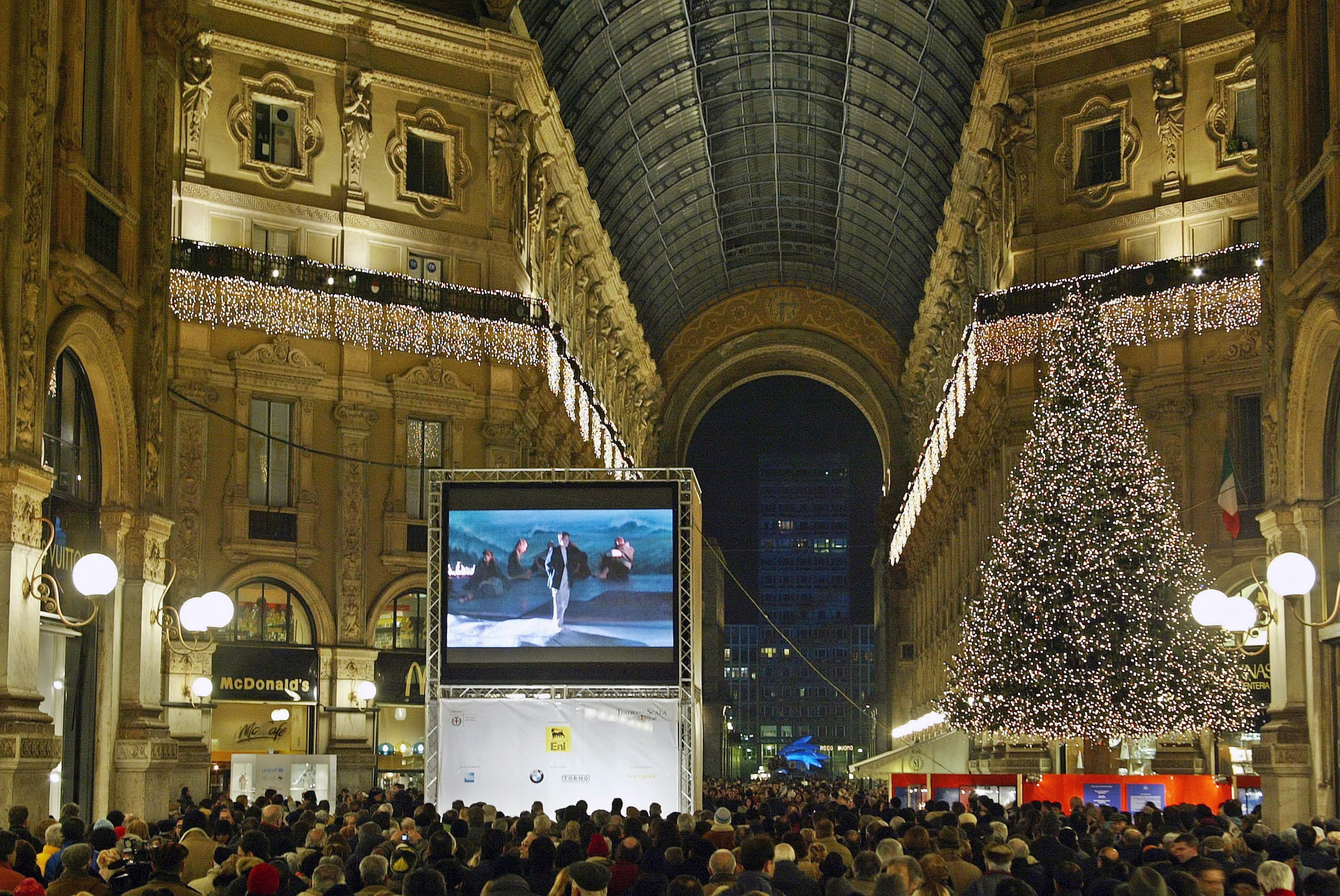 Adio, Armani si Versace. Cadourile de lux adorate de italieni, victimele bugetului de austeritate