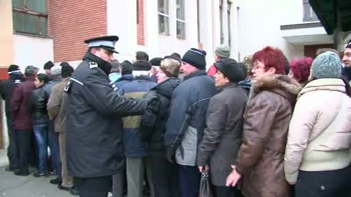 Pensionari cu studii superioare s-au asezat la coada pentru a primi alimente de la Uniunea Europeana