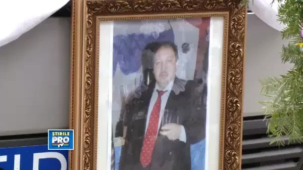 Inmmormantarea unui lider al comunitatii rrome: coroane de 3,5 metri, sicriu Versace, masini de lux